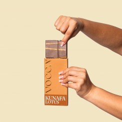 شکلات دبی تخته ای با مغز کنافه و لوتوس وکا 125گرم VOCCA